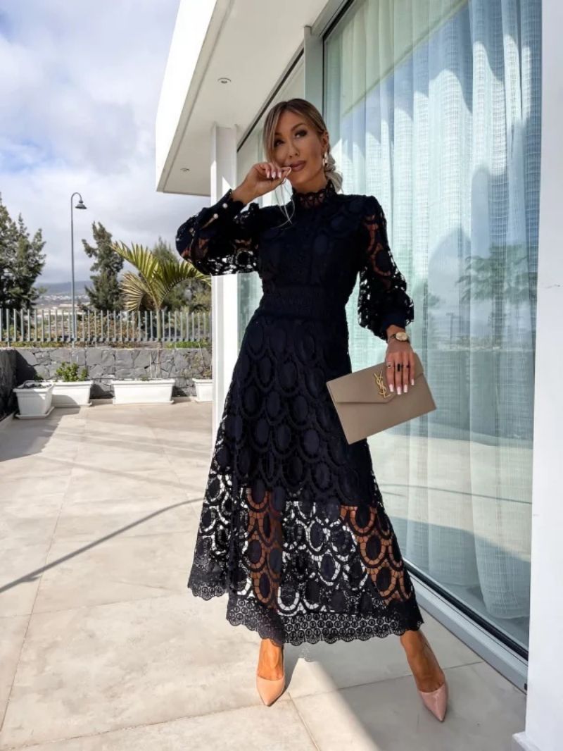 KARINA – ELEGANCKA SUKIENKA Z KORONKOWYM WZOREM