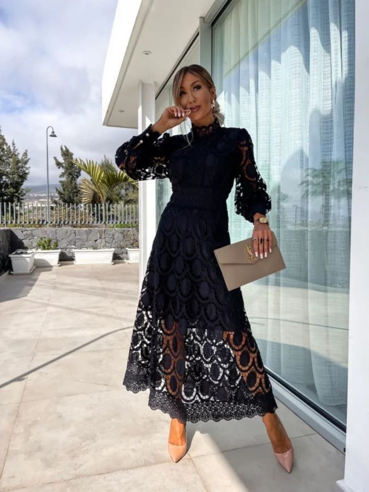 KARINA – ELEGANCKA SUKIENKA Z KORONKOWYM WZOREM