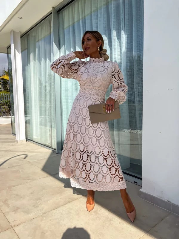 KARINA – ELEGANCKA SUKIENKA Z KORONKOWYM WZOREM