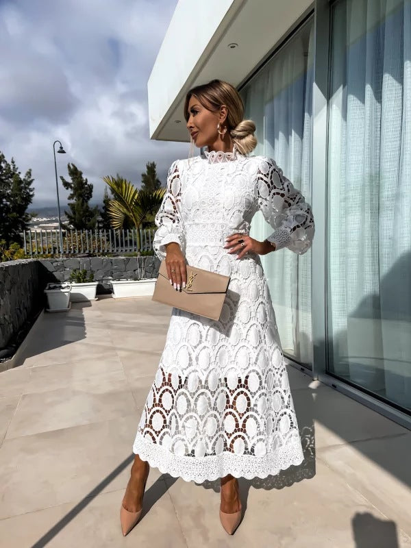 KARINA – ELEGANCKA SUKIENKA Z KORONKOWYM WZOREM